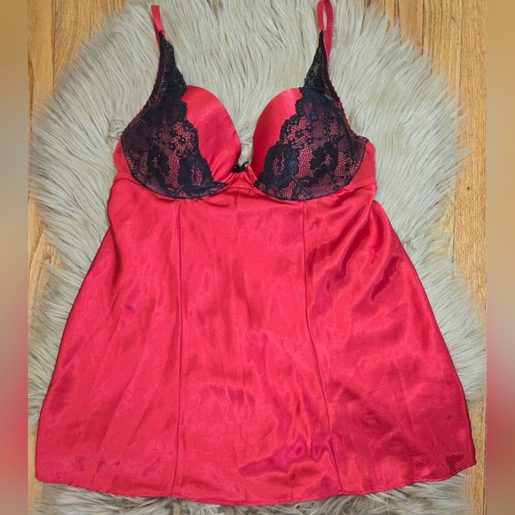 Gilligan & O'Malley Other - Medium Elegant Red Lace Trim Chemise